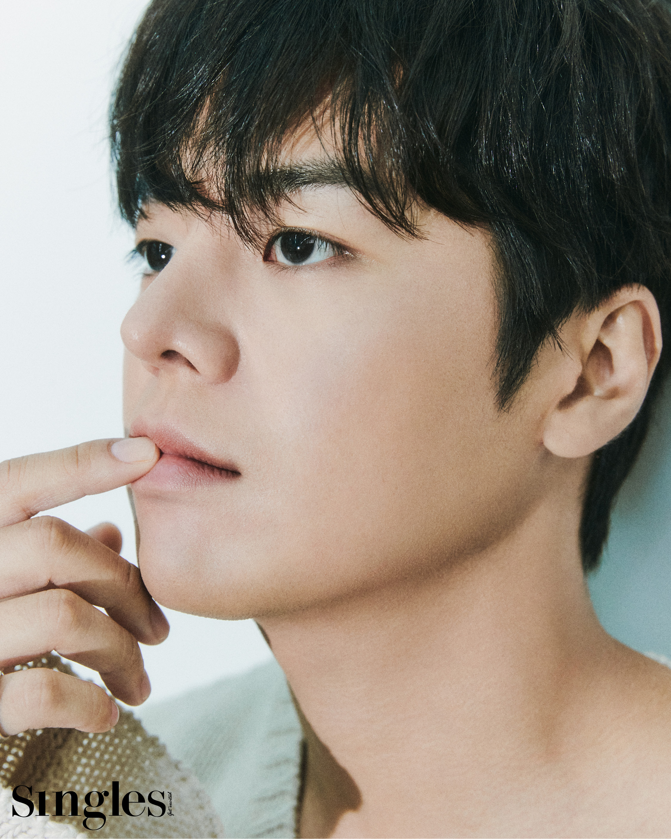 배우 려운의 싱글즈 7월 호 화보 이미지